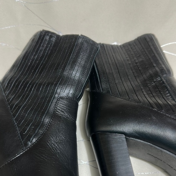 Kenneth Cole Reaction Black Heeled Boots with Textured Design - Picture 6 of 9